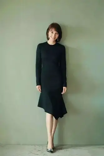 袁泉新造型火了穿高跟鞋蹲着给小孩子举话筒气质与品德并存