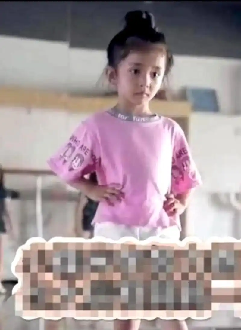 小糯米的正脸照片终于拍到了,她继承了杨幂优美的基因,作为女孩子,她