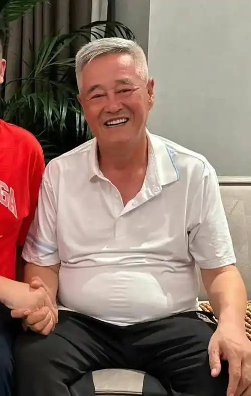 66岁赵本山近照被曝,白发苍苍肚子上赘肉明显,女儿一家三口拜年_网友