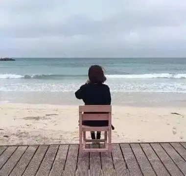 海边背影短发唯美头像女