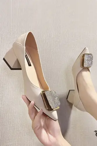 粗跟尖头高跟鞋