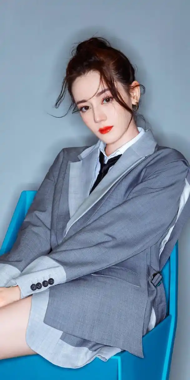 迪丽热巴,灰色学院风西装,直播造型,自信从容,甜美可爱.