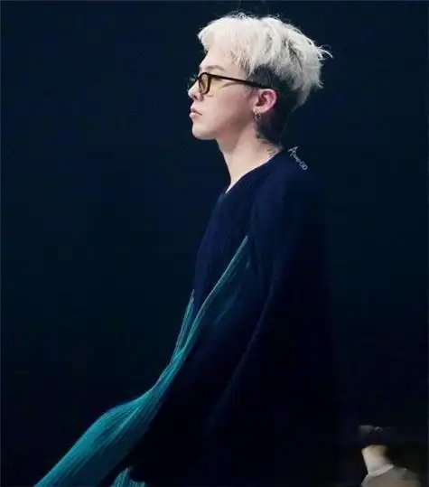 而权志龙的狗啃刘海发型,驾驭出酷盖的高冷时尚.权志龙发型