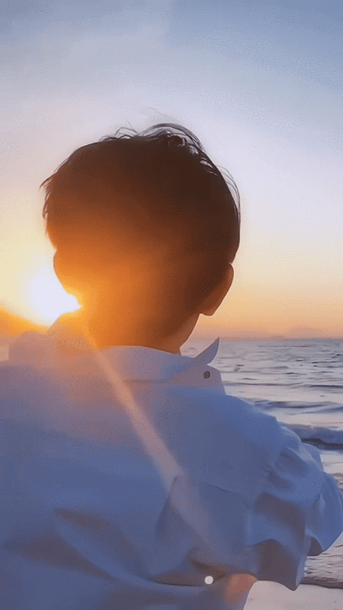 王源海边记忆碎片vlog#王源发布海边记忆碎片vlog,海边和夕阳,落日和