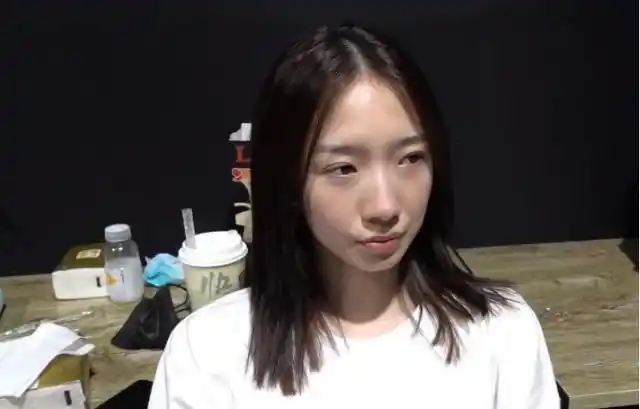 孟美岐彩排没化妆,发量稀疏过于明显,22岁纯素颜引热议