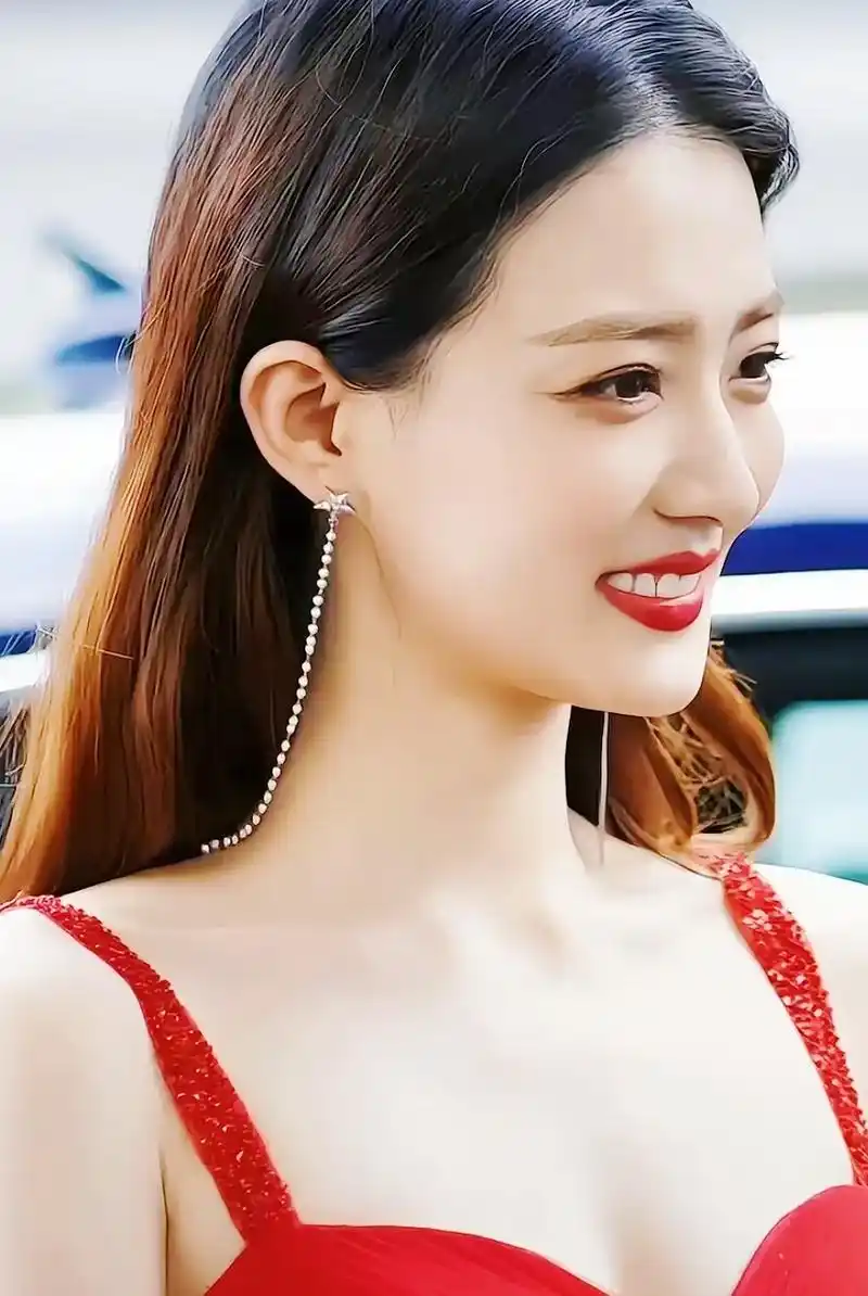 徐璐肤白貌美大长腿,盛世美颜 !为你点赞