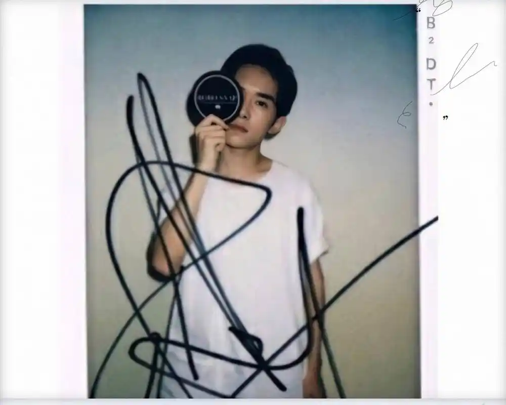 易烊千玺拍立得合集来袭 翩翩少年已养成