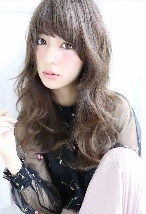 2021女长发烫发发型图片 一见倾心的女孩子卷头发