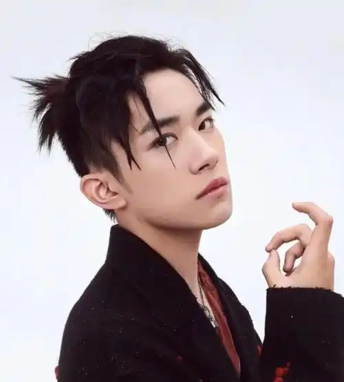 这样看起来非常的霸气,有一种大哥的既视感呢易烊千玺的发型欣赏就先