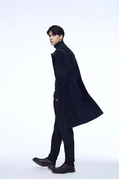 风格近日任言恺解锁一组初冬街头风写真,不同于西装革履下的精致帅气