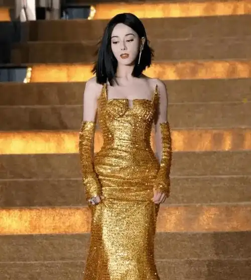 迪丽热巴红毯造型翻车,网友辣评:九十斤体重五十斤的屁股!