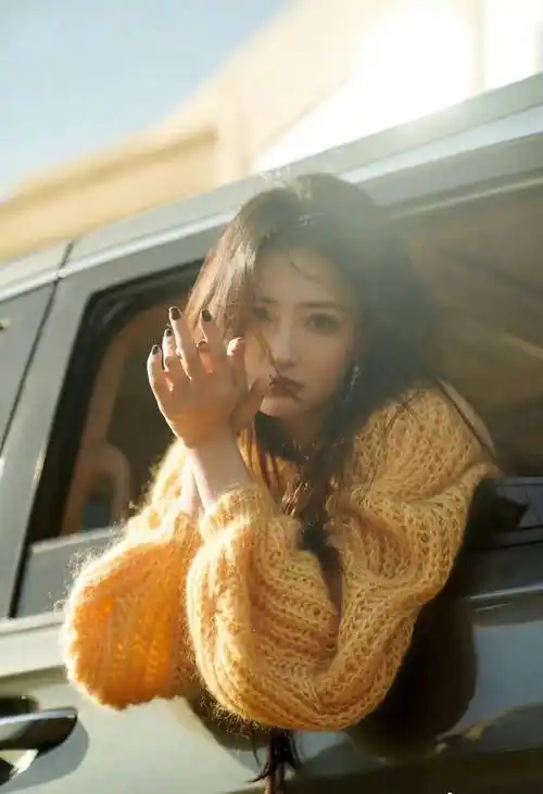 徐璐长发飘飘黄色线衣优雅写真