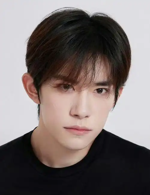 易烊千玺压腿旧照