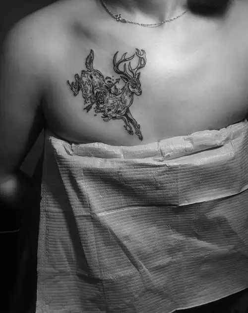 几何 鹿纹身图片_成品胸部欧美动物纹身图案