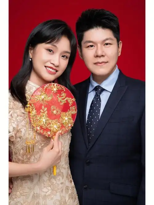 我的万年平刘海没了,也不能露齿笑,感觉有点僵#婚姻登记  #天真蓝结婚