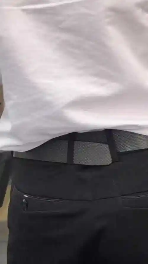 男孩子的腰有多细我第一次见到皮带可以勒到后腰