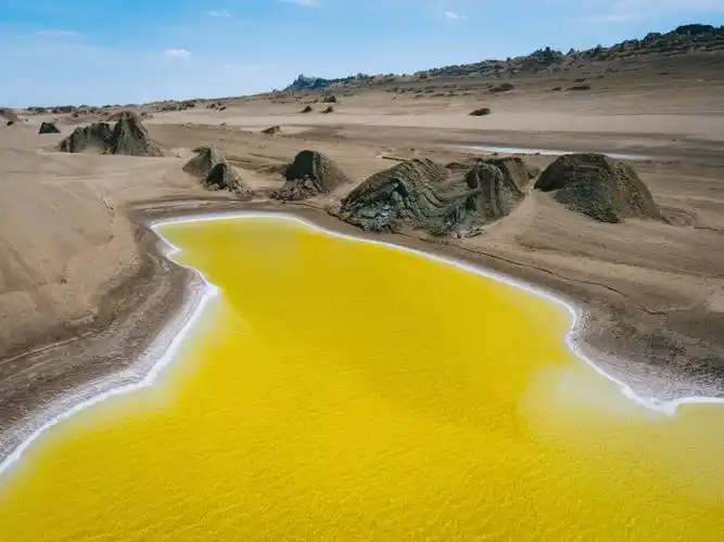 大西北翻山越岭只为看一眼鄂博梁硫磺湖
