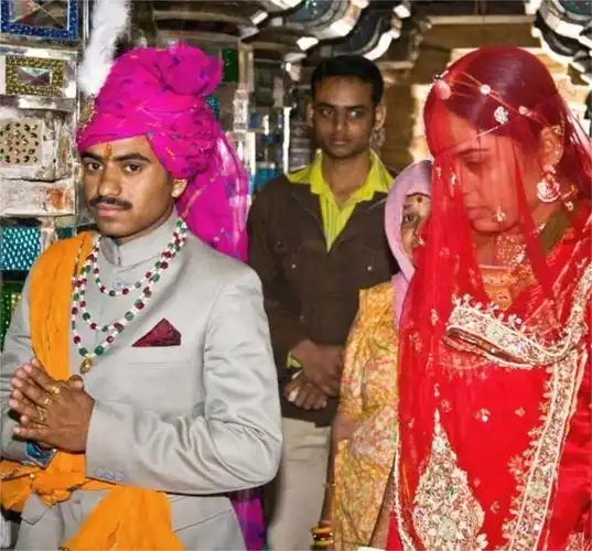 印度人有多饥渴萤火虫经过都要捂着屁股飞