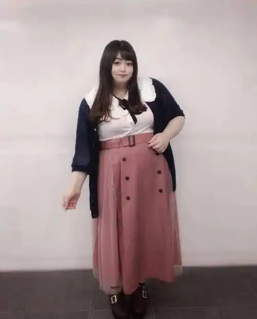 日本200斤女主播火爆出圈自称百吨一遇胖子界的桥本环奈