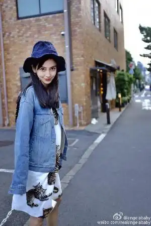 angelababy怀孕4月仍有细长腿 肚子明显隆起