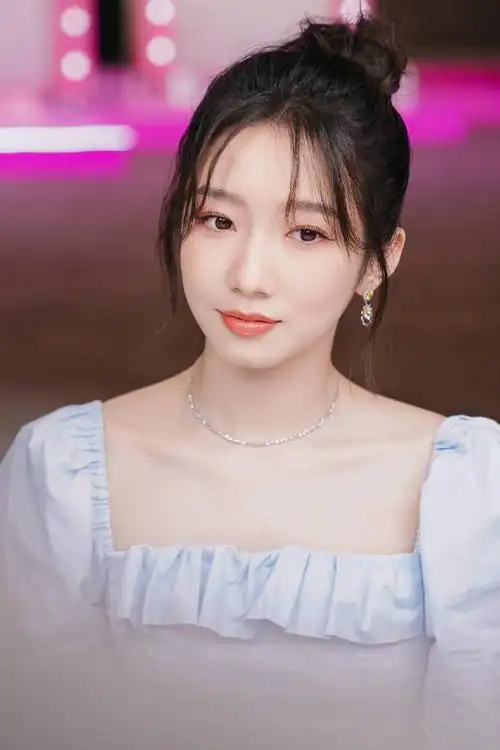 孟美岐剪了刘海秒变甜妹 告别御姐满屏少女感