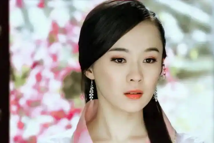 霍思燕在第一单元《美丽无罪》中分饰苏妲己与苏美娘,饰演苏妲己时尚