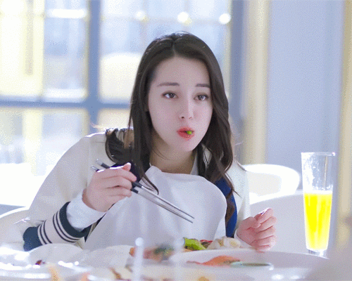 迪丽热巴12月第一天吃货福利再忙再累也不要忘记吃饭