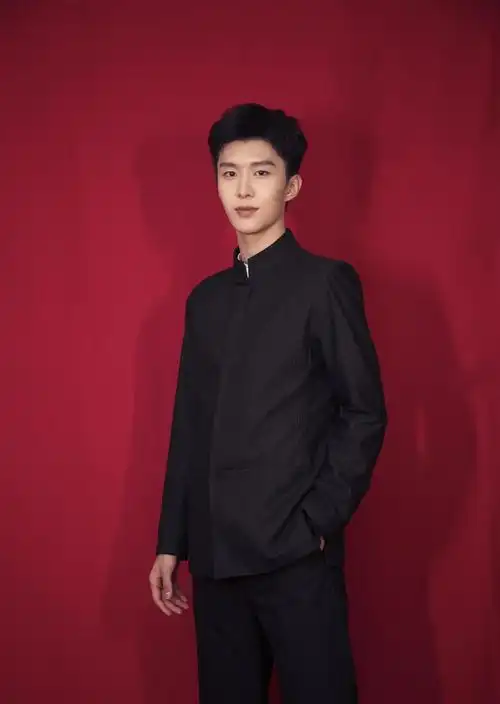 原创范丞丞抽烟关注度低,粉丝曾说他不抽烟不喝酒