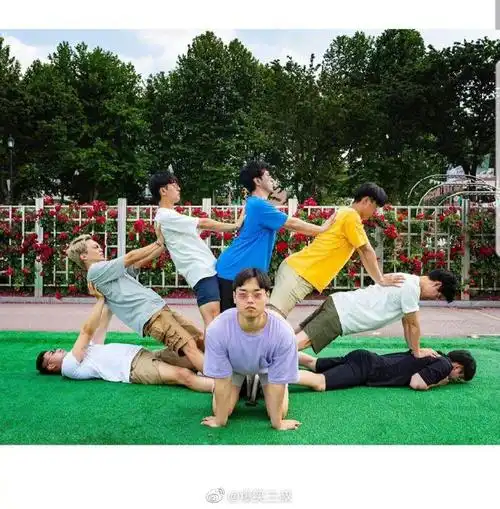 集体合照时的沙雕姿势了解一下! zt