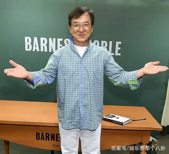 成龙身穿蓝色格子衬衫戴着眼镜,显得十分儒雅.