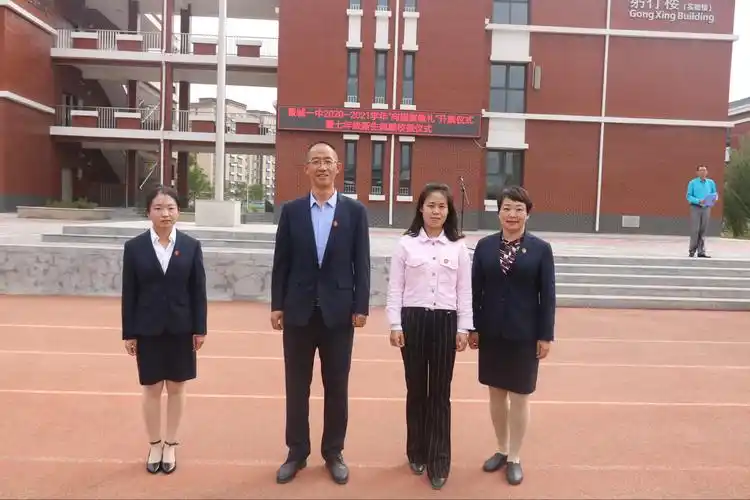 记2020年银川二中滨河分校"向国旗敬礼"暨七年级学生佩戴校徽仪式