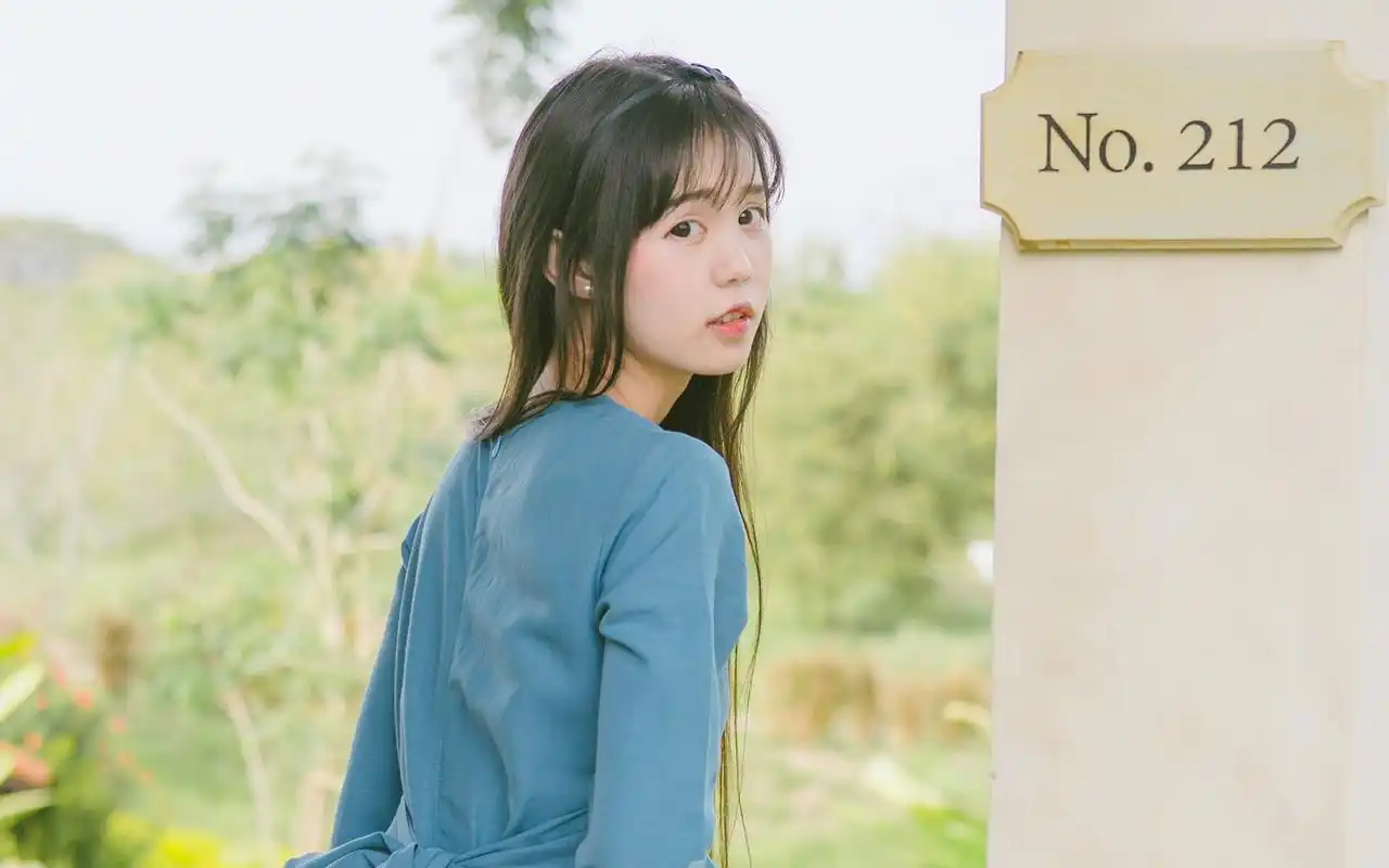 森系甜美少女街头写真电脑高清桌面壁纸下载