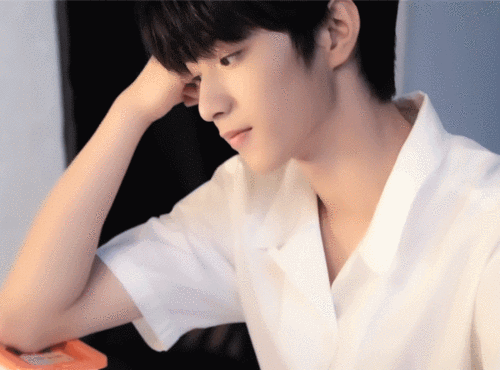 刘耀文[超话]# "我抬头了" "你看看我的眼睛"