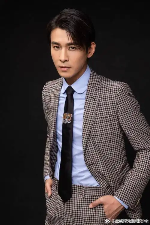 今天让店里的阿姨帮我拿手机,她问:"手机有啥特征?