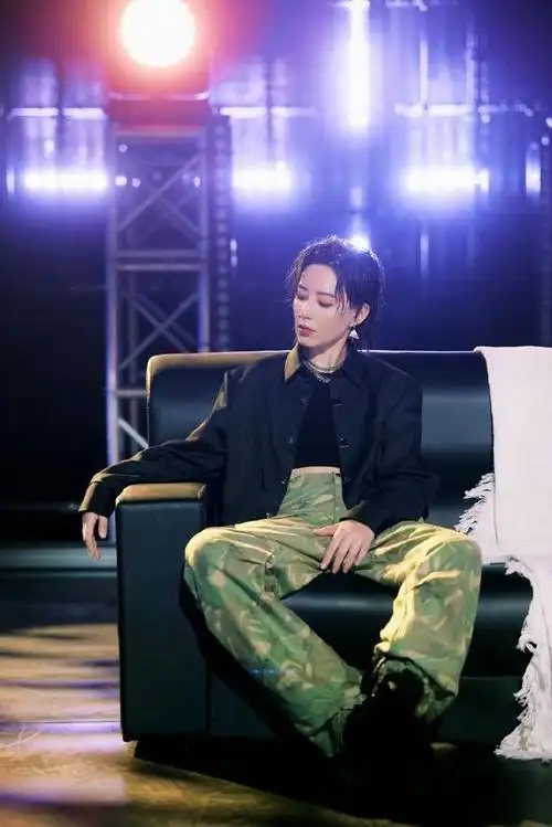 组图李斯丹妮惊喜助阵舞社决赛短款背心大秀马甲线酷飒十足