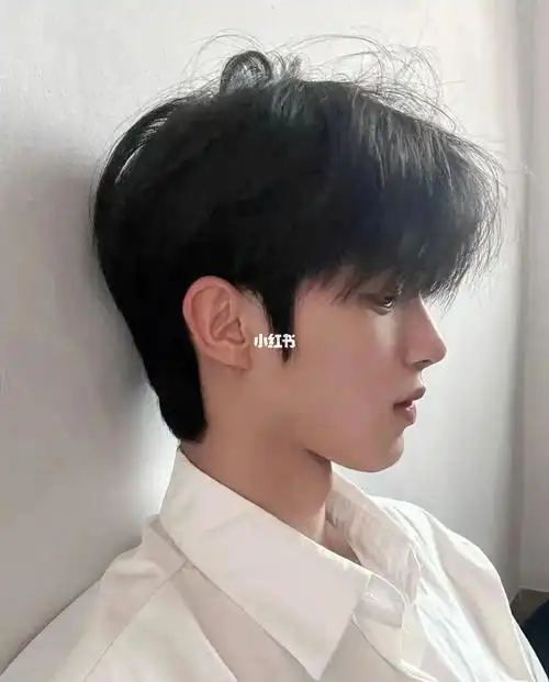 男生发型推荐易烊千玺同款微分碎盖