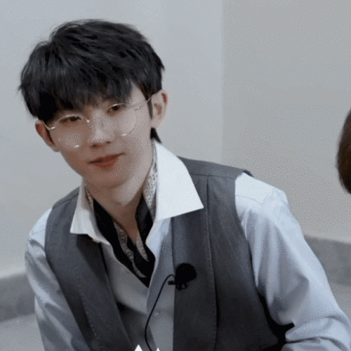 马嘉祺金丝眼镜