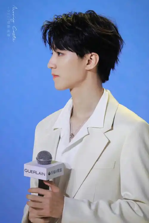 王俊凯白西服造型路透#提起白西装,怎么能没有这场封神造型