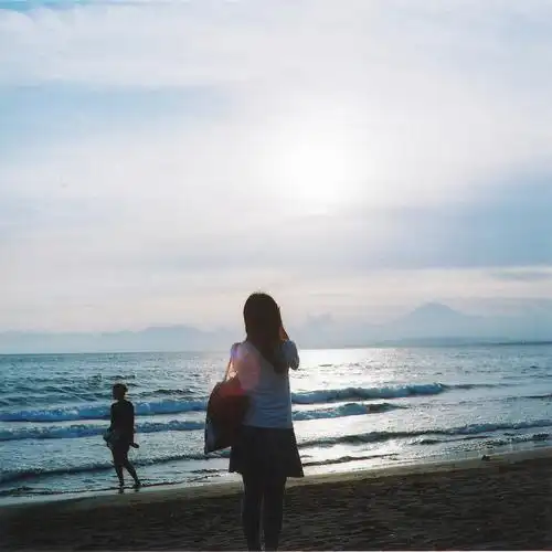 可以真正感受着面朝大海****的味道,正因为一个人,大海是自己的背景