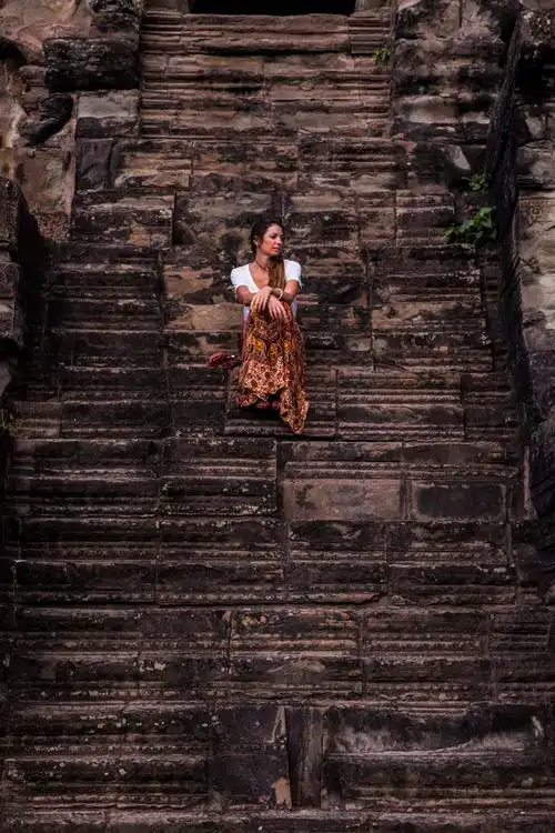 白天坐在水泥楼梯上等人的男人