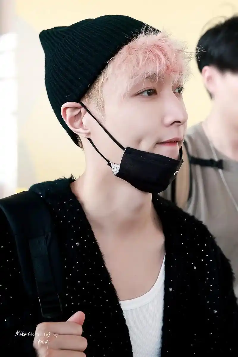 张艺兴 #机场穿搭 #机场照 #贝壳女孩 #男友风 231 - 抖音