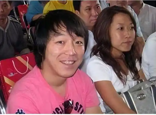 黄渤隐藏20多年的老婆是她!和黄渤如同双胞胎,简直太有夫妻相了