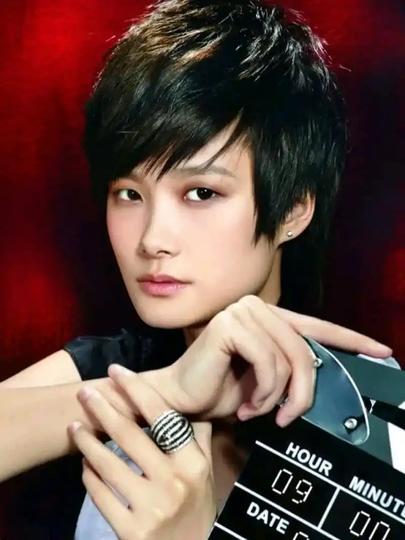 会导演玉米爱心基金终身形象代言人2005年,获"超级女声"全国总冠军