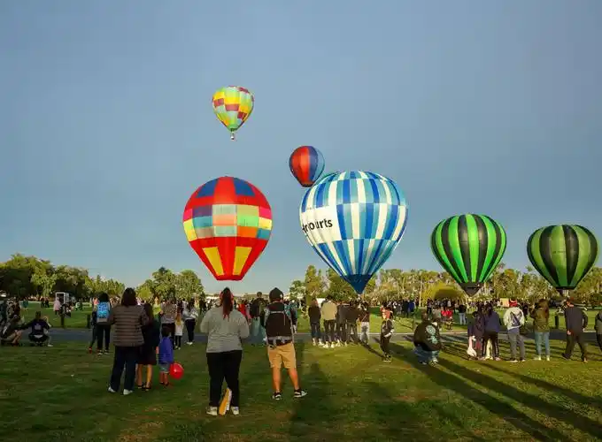 为期五天的2021怀卡托热气球节16日在新西兰汉密尔顿开幕,吸引了众多