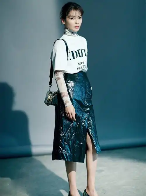 刘涛又美了,亮片t恤搭配半身裙,这气质绝了!__财经头条