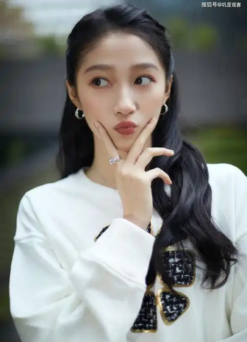 关晓彤校园少女风,嘟嘴卖萌