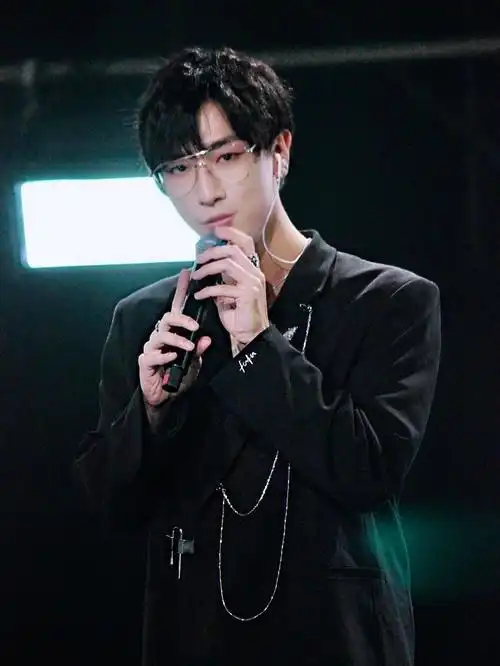 认真的也是很慢很拖延的我的画搞到现在没画完#景向谁依  #cv景向谁依