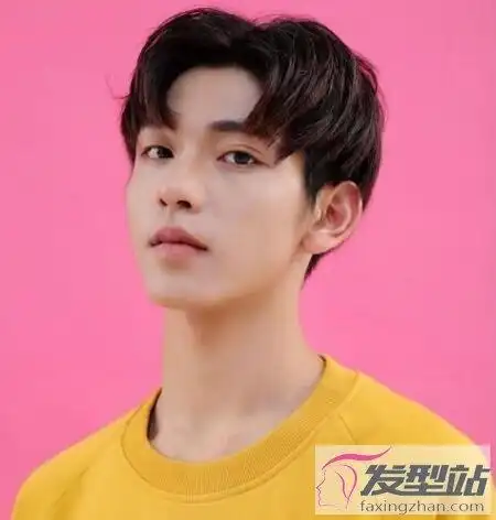 中分露耳短发男生的脸型并不长,脸颊也不是非常肉感,很适合中分露耳