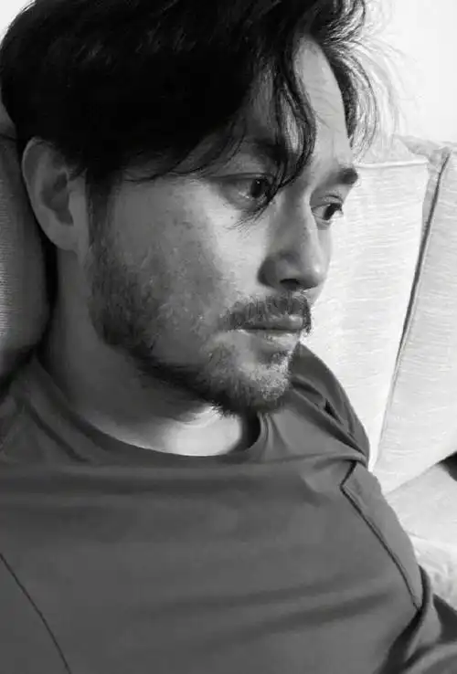 张智霖晒照自称流浪汉但胡子拉碴加忧郁眼神却十分帅气迷人