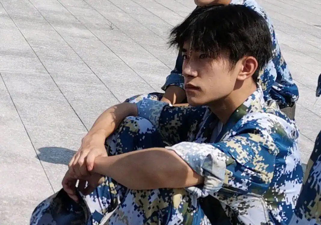 易烊千玺入学军训,粉丝不理助理不爱,还被蔡徐坤粉丝征用口号